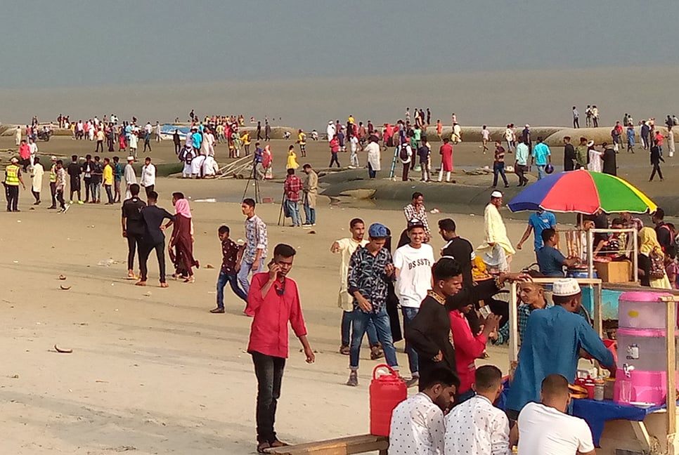 ছুটিতে ভিড় বাড়ছে কুয়াকাটায়