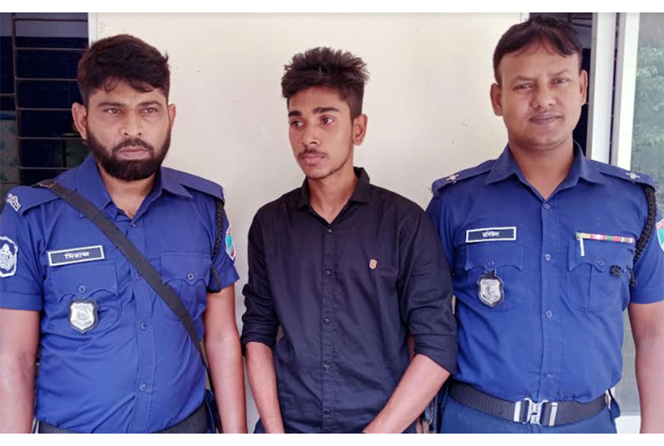 মাগুরায় বন্ধুর হয়ে পরীক্ষা দিতে আসা
কলেজছাত্রের কারাদণ্ড