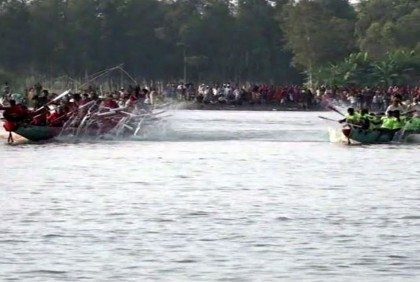 টাঙ্গাইলে ঐতিহ্যবাহী নৌকা বাইচ অনুষ্ঠিত