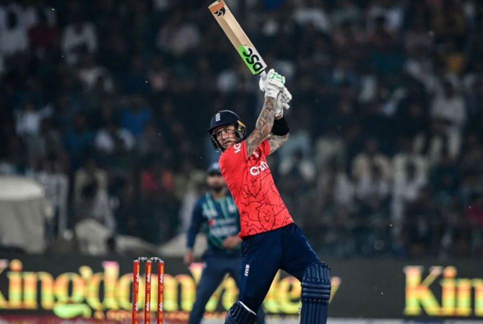 পাকিস্তানকে গুঁড়িয়ে সমতায় ইংল্যান্ড