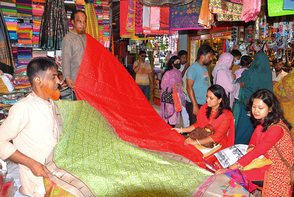 পূজার কেনাকাটায় জমজমাট বগুড়ার বাজার