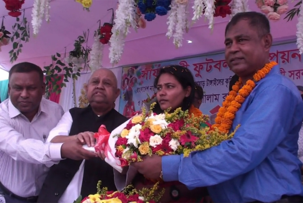 সাফজয়ী কৃষ্ণা রানী ও কোচ ছোটনকে টাঙ্গাইলে সংবর্ধনা