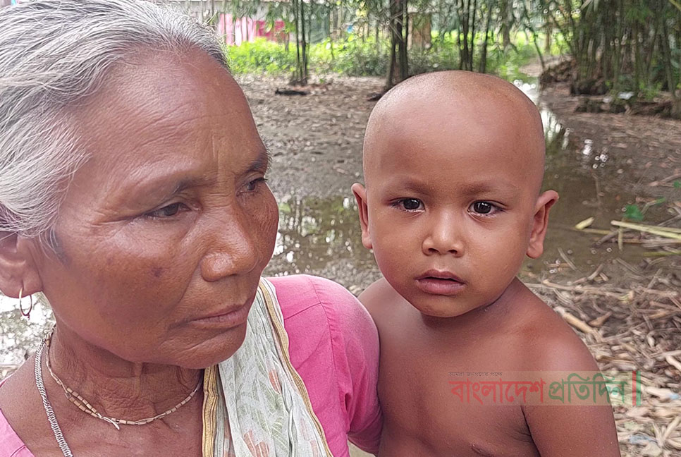 পঞ্চগড়ে নৌকাডুবি; দুধের তৃষ্ণায় মাকে খুঁজছে ছোট্ট ধীর ও অরন্য