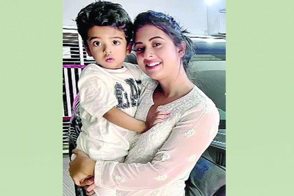 আড়াই বছর পর ছেলেকে প্রকাশ্যে আনলেন বুবলী