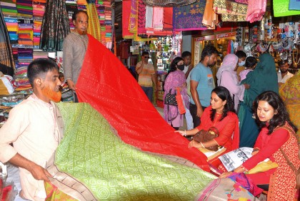 পূজার কেনাকাটায় জমজমাট বগুড়ার বাজার