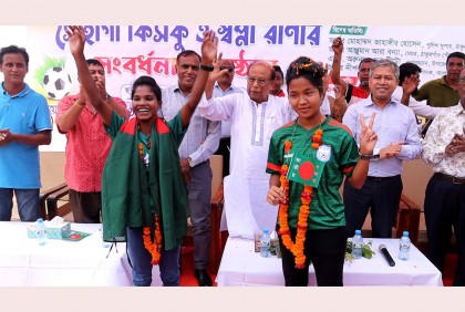 সাফজয়ী দুই নারী ফুটবলারকে ঠাকুরগাঁওয়ে গণসংবর্ধনা