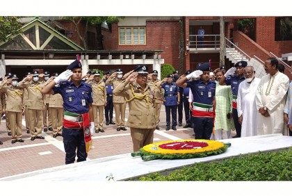 টুঙ্গিপাড়ায় জাতির পিতার সমাধিতে নতুন আইজিপির শ্রদ্ধা


