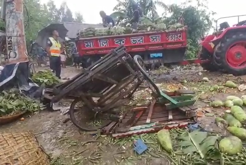 অটোরিকশাকে চাপা দিয়ে সবজির হাটে কার্ভাডভ্যান, পথচারীসহ নিহত ৪




