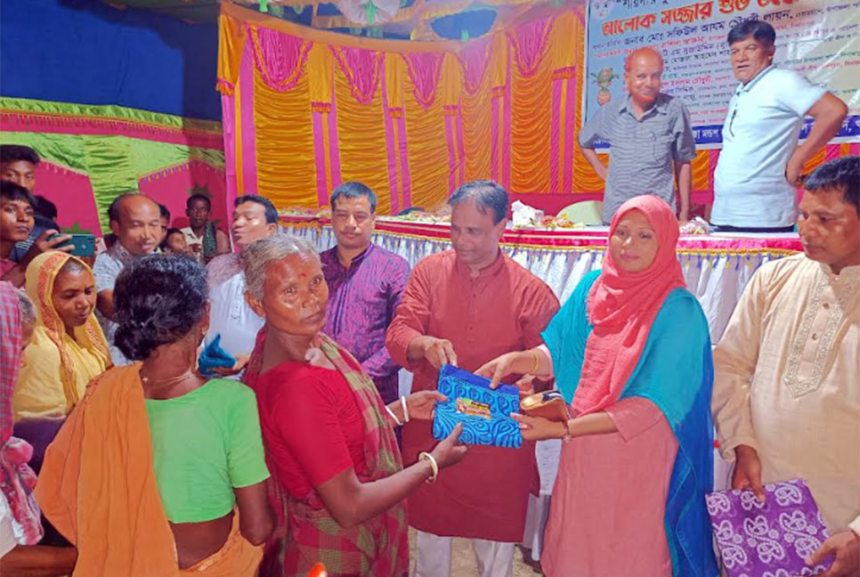 দিনাজপুরে শিশুদের মাঝে 
পূজার উপহারসহ বস্ত্র বিতরণ