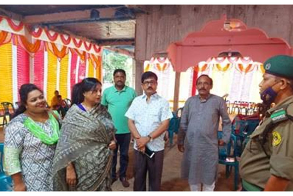 নাটোরে পূজা মণ্ডপ পরিদর্শন করলেন পৌর মেয়র উমা চৌধুরী