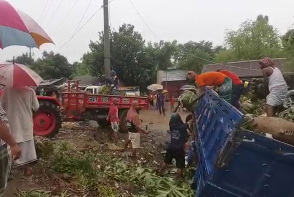 নিয়ন্ত্রণ হারিয়ে মালবাহী ট্রাক সবজির হাটে, নিহত ৪
