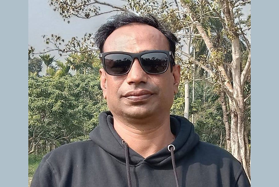 স্কুলছাত্রীকে নিয়ে উধাও প্রধান শিক্ষক