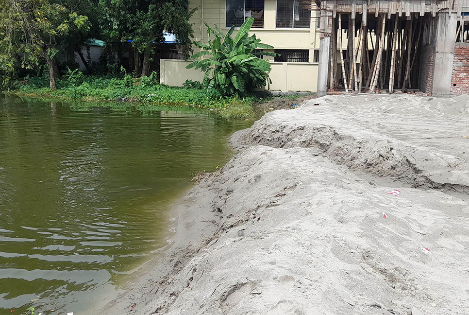রাতের আঁধারে ভরাট করা হলো শতবর্ষী স্কুলের পুকুর!