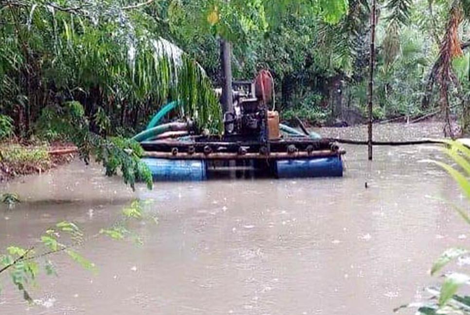 বালু উত্তোলন করায় ড্রেজার ভেঙে দিলেন ইউএনও
