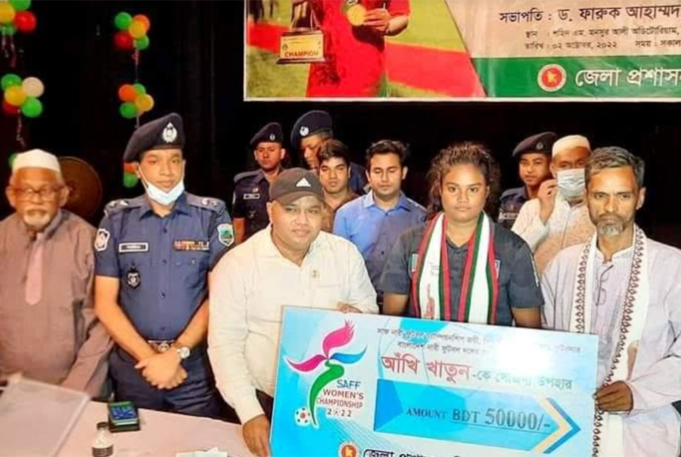 সাফজয়ী ফুটবলার আঁখিকে সিরাজগঞ্জে সম্মাননা প্রদান