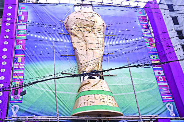 বিশ্বকাপ ট্রফির আদলে সেজেছে পূজামন্ডপ