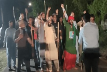 ইমরান খানকে পুলিশ গ্রেফতার করবে ‘গুজবে’ বানি গালায় সমর্থকদের ভিড়
