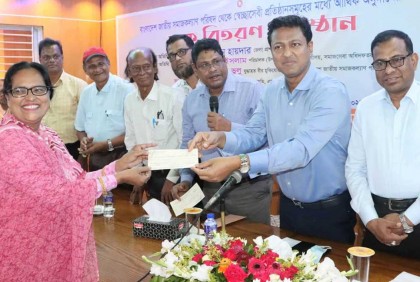 বরিশালে স্বেচ্ছাসেবী প্রতিষ্ঠানের মাঝে অনুদানের চেক বিতরণ