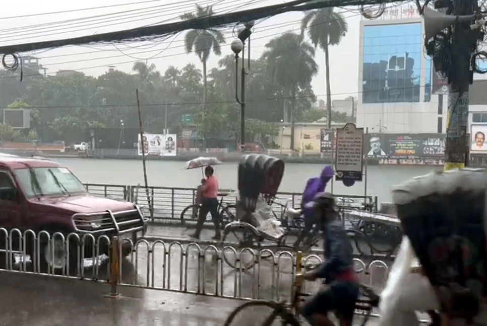 বরিশালে গুঁড়ি গুঁড়ি বৃষ্টি