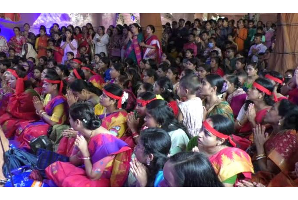 লক্ষ্মীপুরের পূজা মণ্ডপগুলোতে দর্শনার্থীদের ভিড়