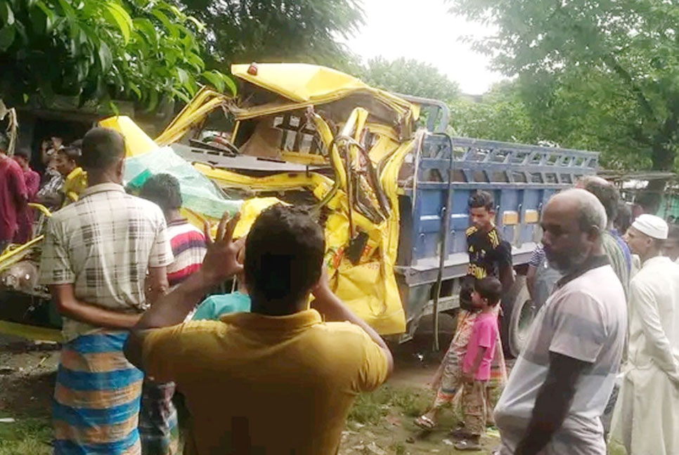 দুই ট্রাকের সংঘর্ষে চালক নিহত