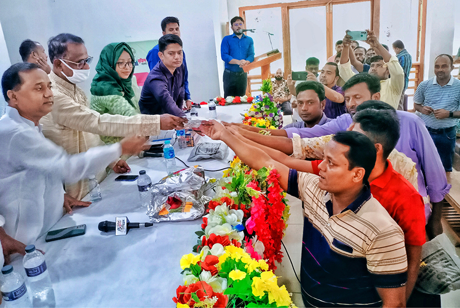 শৈলকুপায় পিয়াজ ও মাসকালাই উৎপাদন বৃদ্ধির লক্ষে সার ও বীজ বিতরণ