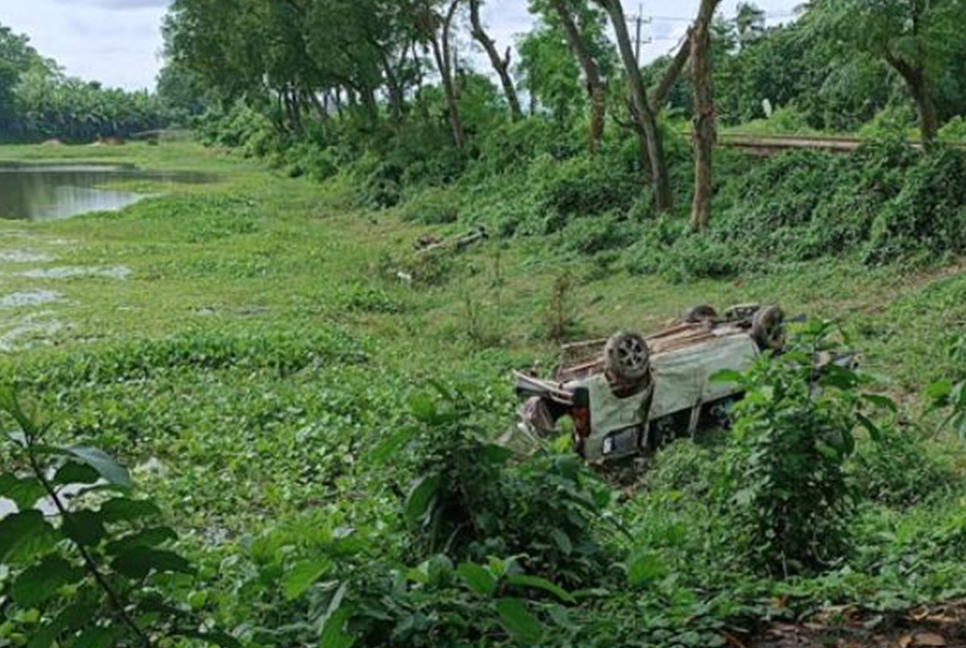 গাজীপুরে ট্রেন-মাইক্রোবাস সংঘর্ষ, কারখানা কর্মকর্তা নিহত