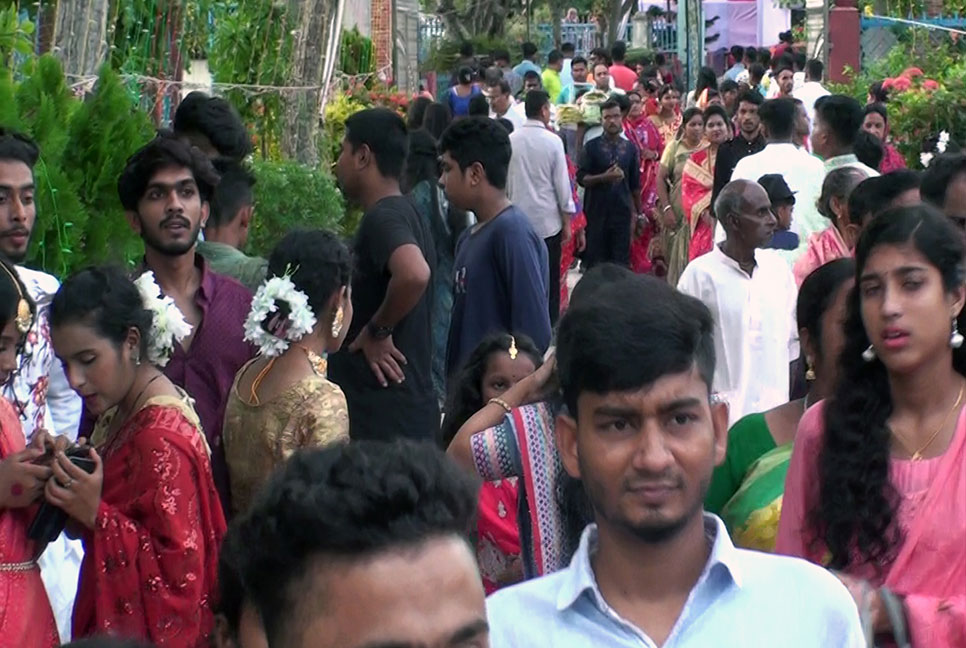 মানিকগঞ্জে মণ্ডপগুলোতে দর্শনার্থীর ঢল