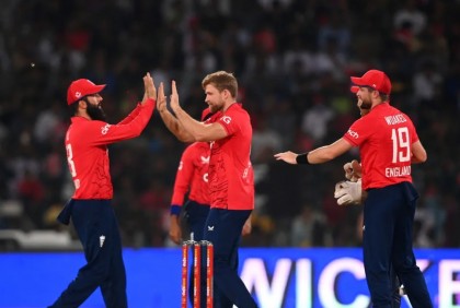 পাকিস্তান কুপোকাত, শেষ হাসি ইংলিশদের