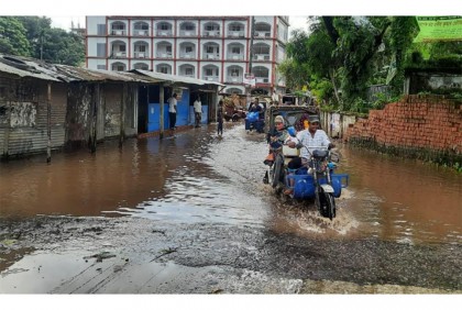 নোয়াখালীতে ভারি বর্ষণে বিভিন্ন সড়কে হাঁটু পানি, জনগণের দুর্ভোগ