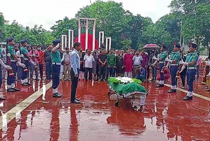শহীদ মিনারে তোয়াব খানকে গার্ড অব অনার