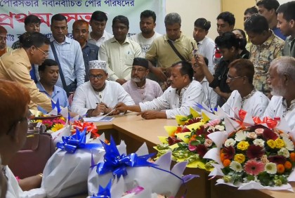 ঝিনাইদহ পৌরসভার নব-নির্বাচিতদের দায়িত্ব গ্রহণ  