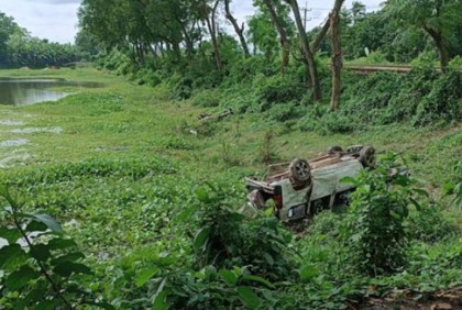 গাজীপুরে ট্রেন-মাইক্রোবাস সংঘর্ষ, কারখানা কর্মকর্তা নিহত