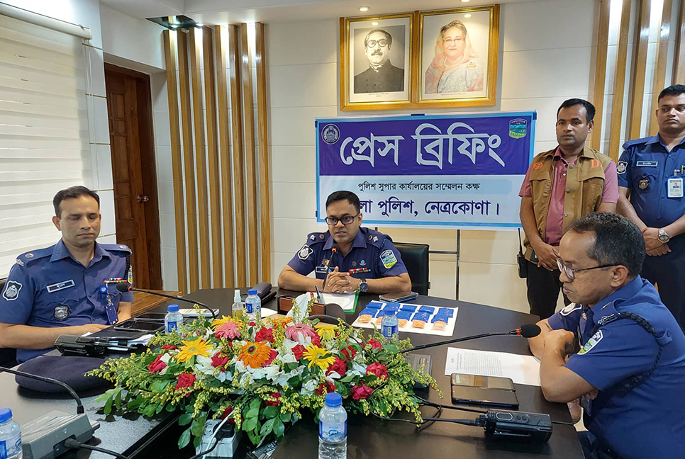 নেত্রকোনায় ১৫ লাখ টাকার ইয়াবা উদ্ধার, মাইক্রোবাস জব্দ
