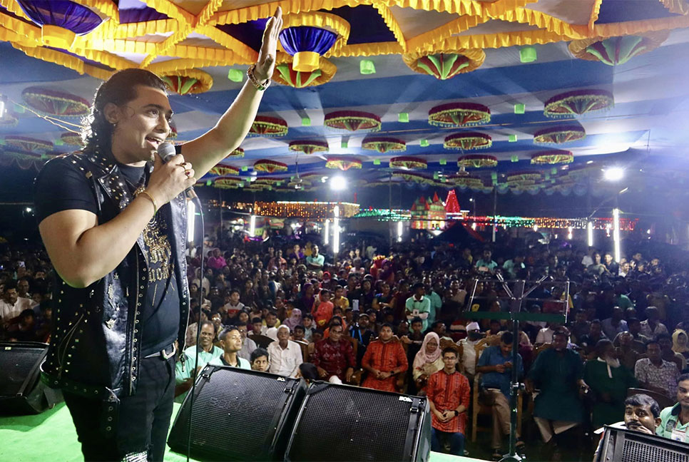 পূজা দেখতে পিরোজপুরে জায়েদ খান, ভক্তদের ভীড়