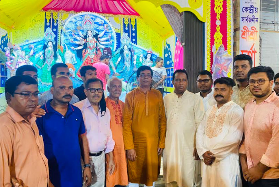 ভালুকায় পূজা মণ্ডপ পরিদর্শন করলেন আওয়ামী লীগ নেতা