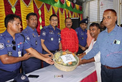 রাজবাড়ীর মণ্ডপে মণ্ডপে উপহার পাঠাচ্ছে পুলিশ