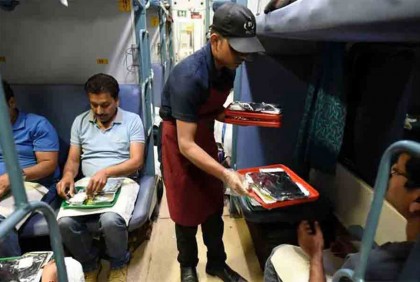 পূজার উপলক্ষে ভারতে ট্রেনে মিলছে পোলাও থেকে মুরগি, মাটনও