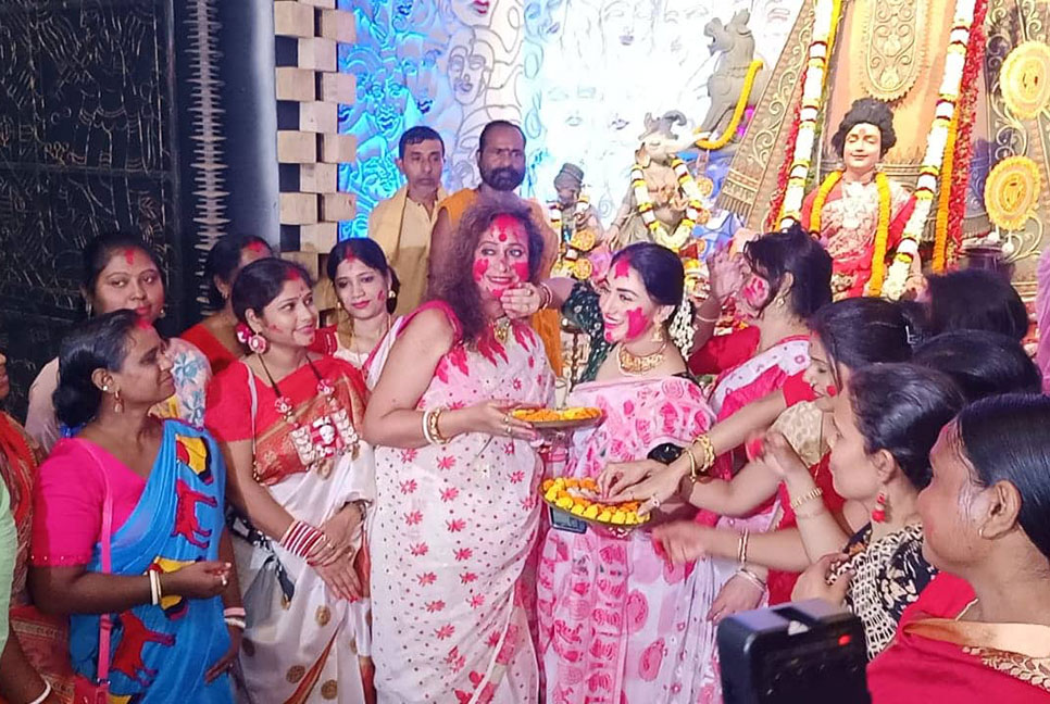 কলকাতায় সিঁদুর খেলায় মাতলেন অপু বিশ্বাস
