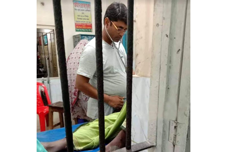 স্বাস্থ্য কমপ্লেক্সে চিকিৎসা সেবা দিচ্ছে-অ্যাম্বুলেন্সের চালক! 