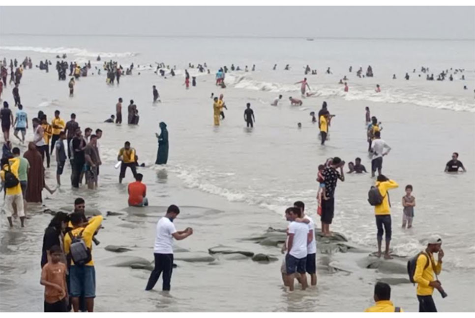 
কুয়াকাটায় পর্যটকদের ভিড়