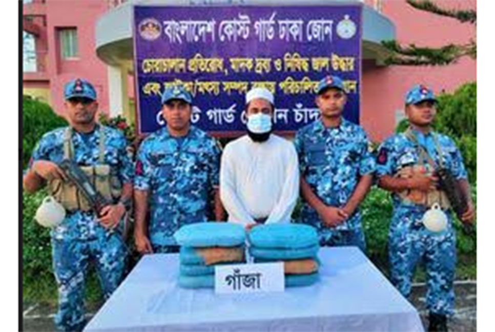 চাঁদপুরে যাত্রীবাহী লঞ্চ থেকে গাঁজা জব্দ
