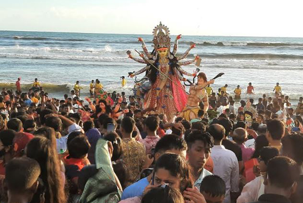 প্রতিমা বিসর্জনে কক্সবাজার সৈকতে ভক্তদের পদচারণায় মুখর
