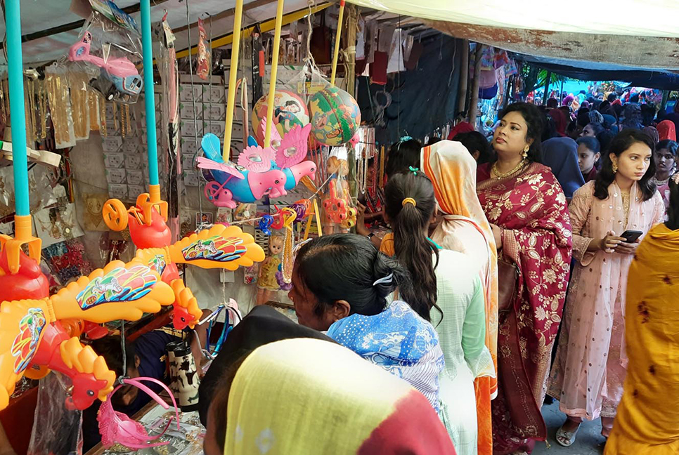 বগুড়ায় বউমেলায় উপচেপড়া ভিড়