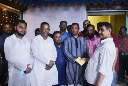 পূজা মণ্ডপে জয়পুরহাট মেয়রের অনুদান