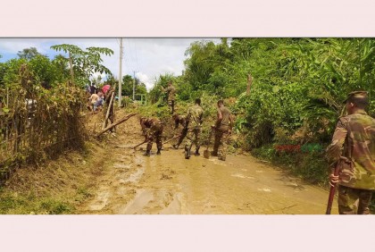 সাজেকে পাহাড় ধসে যান চলাচল বন্ধ, ভোগান্তিতে পর্যটকরা