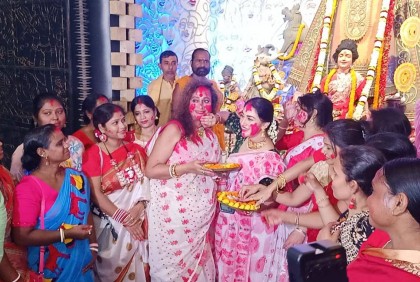 কলকাতায় সিঁদুর খেলায় মাতলেন অপু বিশ্বাস
