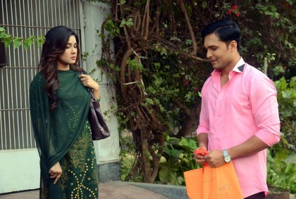 ৩০ প্রেক্ষাগৃহে আদর-মাহির ‘যাও পাখি বলো তারে’ 