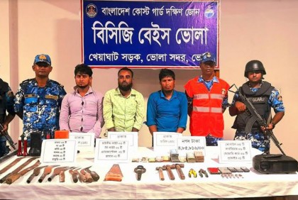 দেশীয় অস্ত্রসহ ৩ জলদস্যু আটক