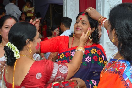 দিনাজপুরে প্রতিমা বিসর্জনের আগে সিঁদুর উৎসব